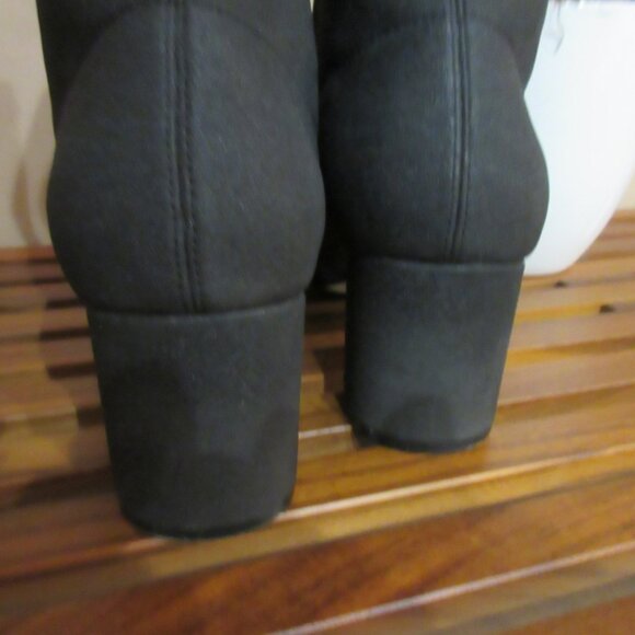 BADGLEY MISCHKA Stretch Knit Black Bootie in GREAT Pre-Owned Condition - Picture 7 of 8
